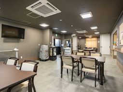 明るい食堂の内観  