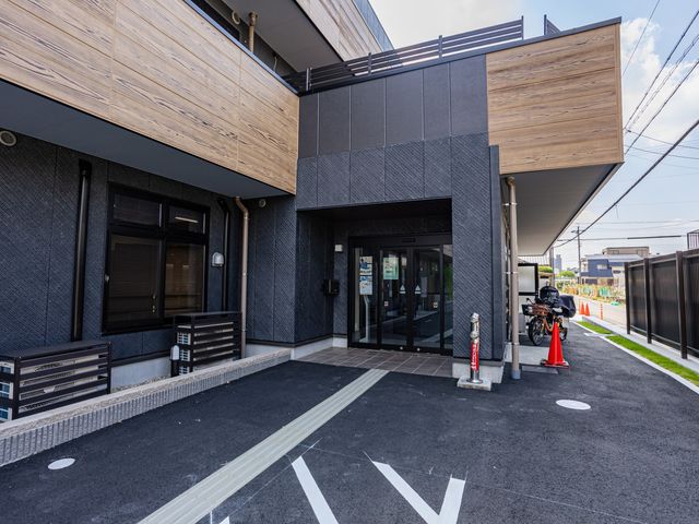 施設の外観 外観   木目調と濃色を組み合わせた落ち着いた外観です。出入口まわりはすっきりしており、車いすでも通りやすそうです。