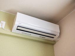 壁付けエアコン  