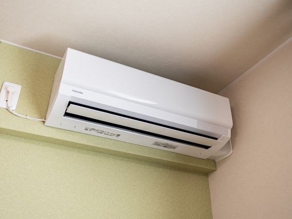 壁付けエアコン  