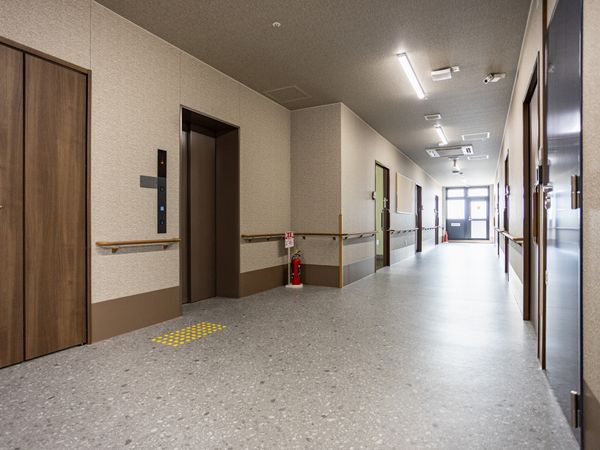 明るい廊下とエレベーター  