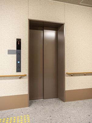 エレベーター前の廊下  