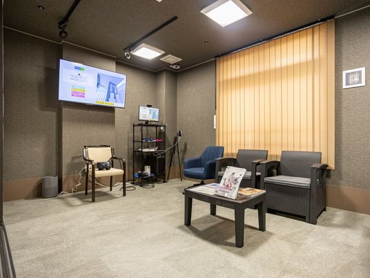 テレビと椅子の休憩室  