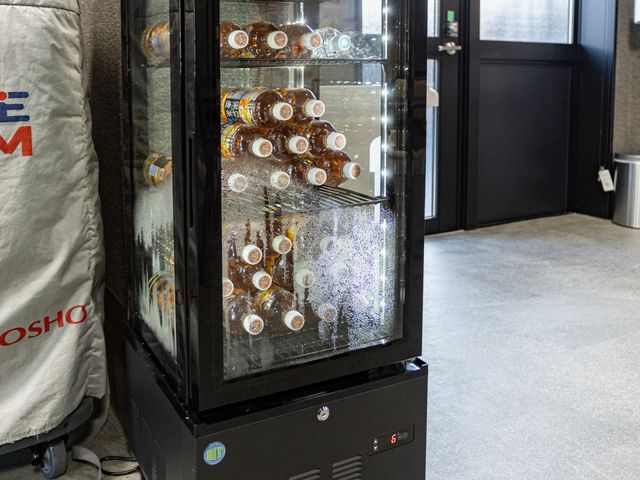 飲料用冷蔵庫のある廊下 廊下   飲料を保管する冷蔵庫が置かれた、落ち着いた雰囲気の廊下です。出入口近くにあり、スタッフ動線の確認にも役立ちそうです。