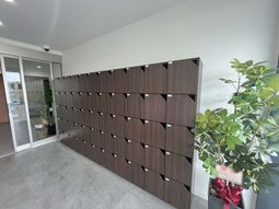 木目ロッカーのあるロビー  