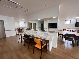 明るい食堂の洗面台  