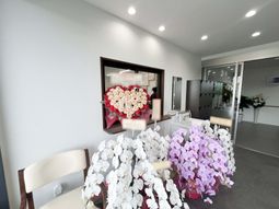 華やかな受付と花飾りのロビー  