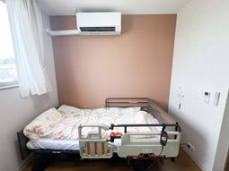ベッドのある居室  