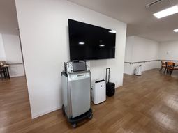 テレビのある広い食堂  