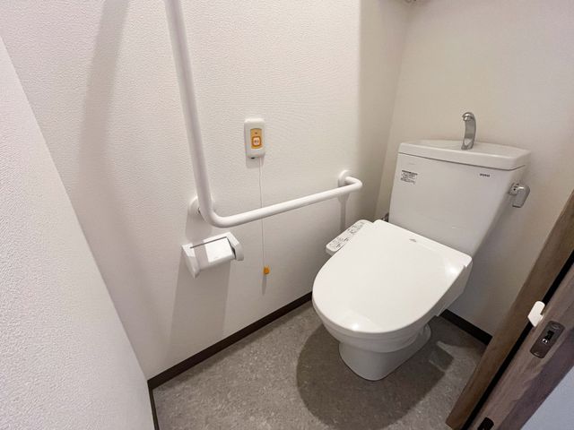 手すり付きのトイレ  