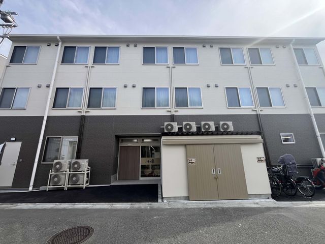 白とグレーの建物外観  