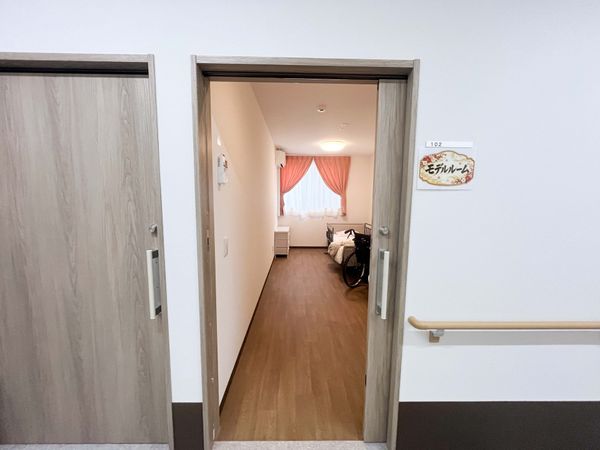 明るい居室の出入口  