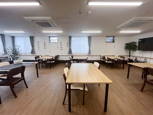 明るい食堂のテーブル配置