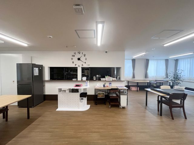 明るい食堂の室内  