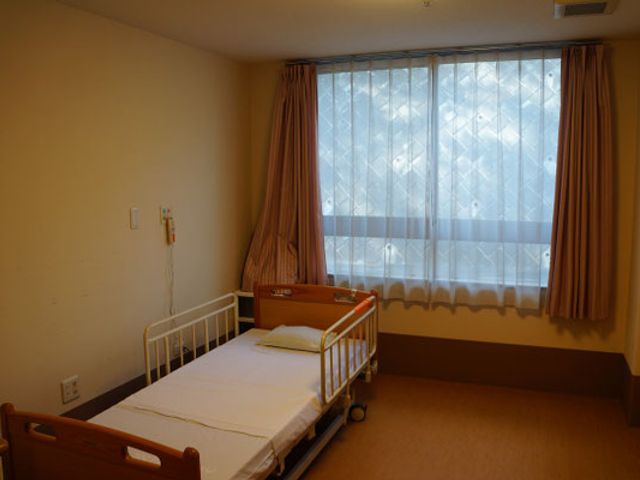 居室 居室 自然光の差し込む居室は、快適な仕事環境を提供します。リラックスした空間で働けます。