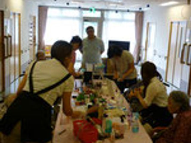 アクティビティを楽しむ部屋 多目的室 和やかな雰囲気の中で、スタッフと利用者が一緒に活動を楽しんでいます。協力し合う姿勢が魅力です。