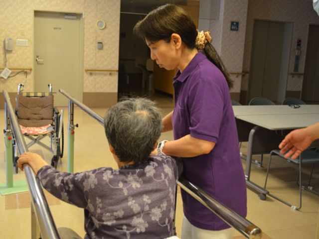 機能訓練室 機能訓練室 手すりを使いながらのサポートが行われています。経験が積める機能訓練の空間です。