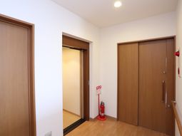 明るい廊下の一角