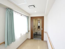 明るい廊下とエレベーター