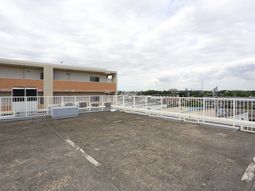 建物と駐車場の屋上景色