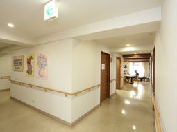 明るい廊下とアート作品