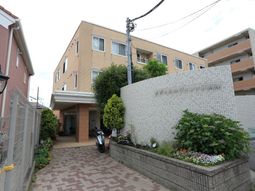 明るい建物のエントランス