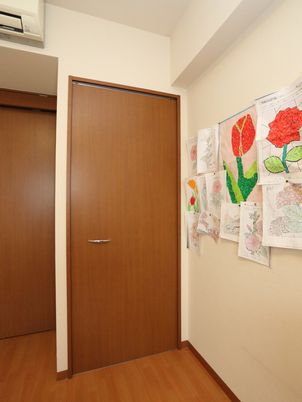 廊下と扉のイメージ