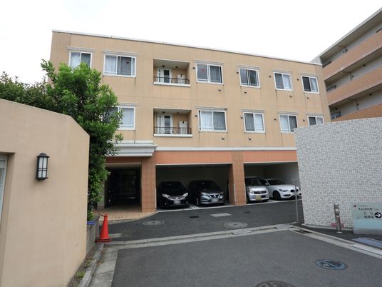 落ち着いた色合いの外観