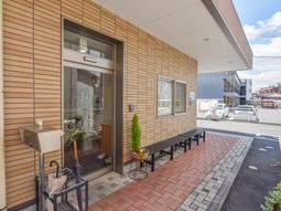 玄関とベンチのある外観