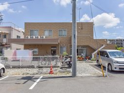 明るい日差しの外観
