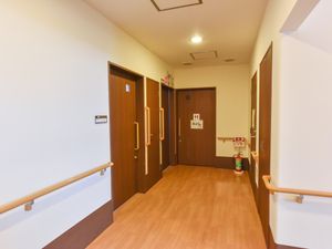 手すり付きのきれいな廊下