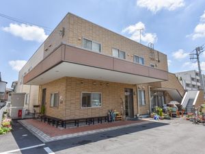 日差しのあたるエントランス