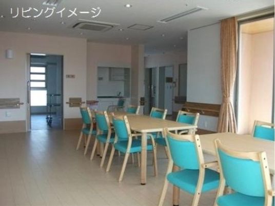 明るい共用ダイニング