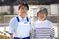 屋外で並ぶ職員と利用者  