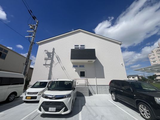 白い建物の外観  