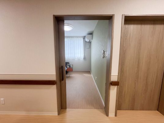 明るい廊下の居室入口  