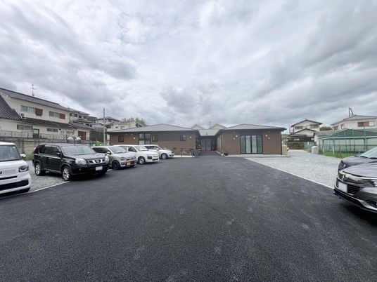 建物前の駐車場  