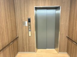 木目調のエレベーター前