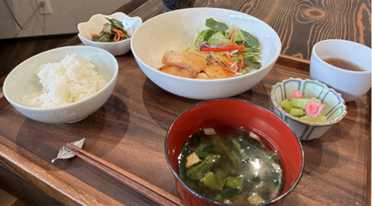 食事が並ぶ食卓  