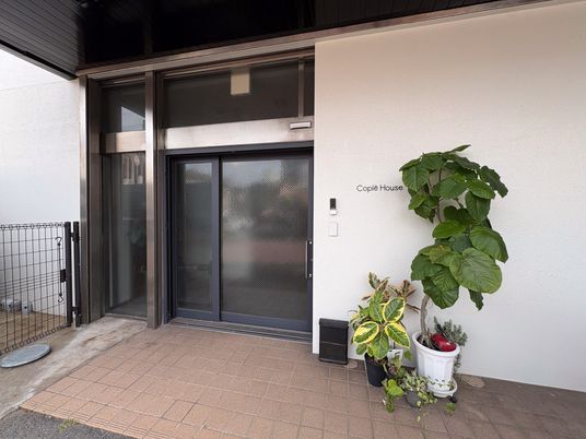 植物のあるエントランス  