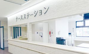 明るい受付カウンター