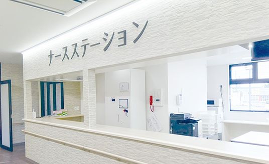 明るい受付カウンター