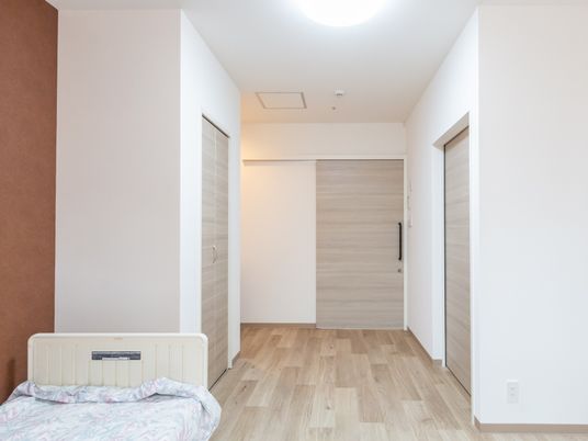 明るい居室の廊下  