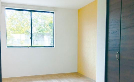 明るい居室の一角  