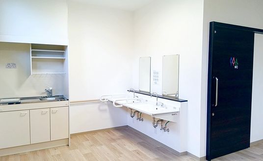 洗面台とトイレ前の廊下  