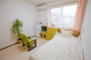 明るい居室のベッド  