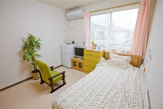 明るい居室のベッド  