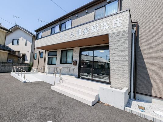 建物正面の出入口  