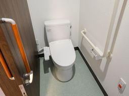 手すり付きトイレ  