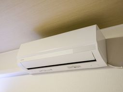 壁付けエアコン  